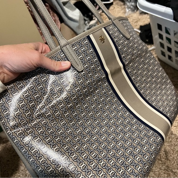 Tory Burch Tote Bag and matching pouch - Picture 5 of 11